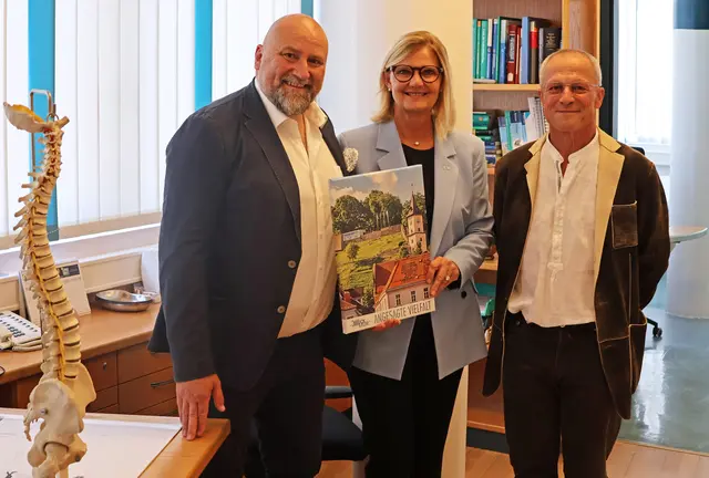 Der neue und der alte: Markus Hochegger und Norbert Berner mit Bürgermeisterin Susanne Kaltenegger. | Foto: Stadt Bruck