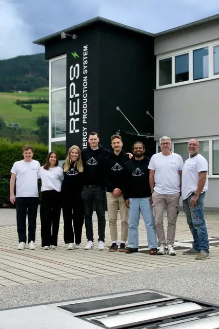 Das Team von REPS mit Gründer Alfons Huber (4.v.l.) konnte die Gründerplattform EWOR aus 35.000 Bewerbern überzeugen und als Lead-Investor gewinnen.  | Foto: REPS GmbH