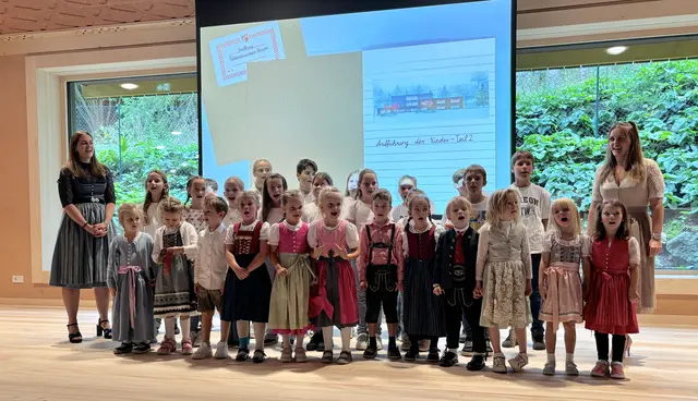 Niedliche Showeinlagen boten die Kindergarten- und Volksschulkinder. | Foto: MeinBezirk/Johanna Bamberger