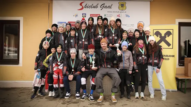 Ein Mannschaftsfoto der Schülerinnen und Schüler der Neuen Mittelschule Langenwang mit Alpinem Skirennlauf. | Foto: RLZ