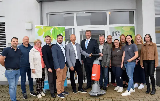 
GF Michael Karpf (7.v.l.) und ein Teil seines Teams mit Bgm.Bernd Hermann, Vizebgm.Robert Sackl und Vizebgm. Markus Habisch und Gemeinderäten bei der offiziellen Eröffnung am Frauentaler Marktring
 | Foto: MeinBezirk/Josef Strohmeier