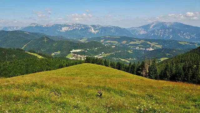 Eindrucksvoller Fern- und Tiefblick zum Hirschenkogel (Ausläufer vorne links), dahinter Roter Berg, Pinken- und Semmeringkogel mit Kurort Semmering, rechts Bildmitte der Kreuzberg. Im Hintergrund ist ein Teil der Schneealpe, in voller Länge die Rax sowie Höllental und Schneebergmassiv zu sehen.
 | Foto: © Silvia Plischek