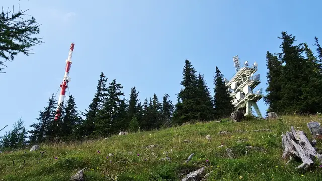 Sendeanlage am Sonnwendstein:  Unmittelbar neben dem Gipfel steht der 1957 errichtete und gut sichtbare Sender Sonnwendstein.
 | Foto: © Silvia Plischek