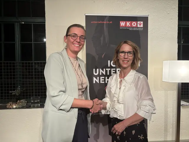 Bettina Wielach (rechts) übergibt nach zehn Jahren an Verena Ebenhofer. | Foto: MeinBezirk Perg/Köck