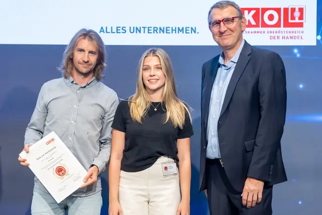 Philipp Baumgartner (Lehrbetrieb: Die Planbar), Helena Andorfer und Spartenobmann OÖ Handel Martin Sonntag bei der Urkundenübergabe. 

 | Foto: Roland Pelzl/cityfoto