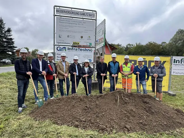 Mit vereinten Kräften fand der Spatenstich für die neue Wasserversorgungsanlage BA135 statt. | Foto: Gemeinde