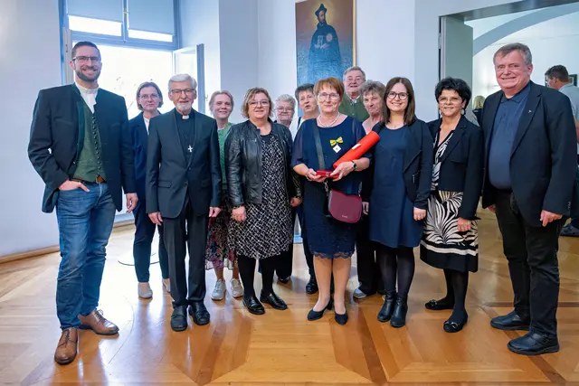Maria Knöbl im Kreis der Gratulanten, darunter auch Bgm. Waltraud Schwammer, Seelsorgeraumleiter Lukas Zingl und Wolfgang Fank. | Foto: Sonntagsblatt/Gerd Neuhold