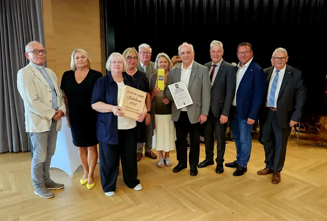 Pfarrer Wieslaw Kudlacik, StR Doris Koch, Andrea Kirchdorfer, GR Claudia Weinbrenner, Robert Krahofer, Helga Windgassen, Bertram Hochleitner, Anton Kasser, Bürgermeister Christian Haberhauer und Johann Brandstetter.
 | Foto: Senioren UHN