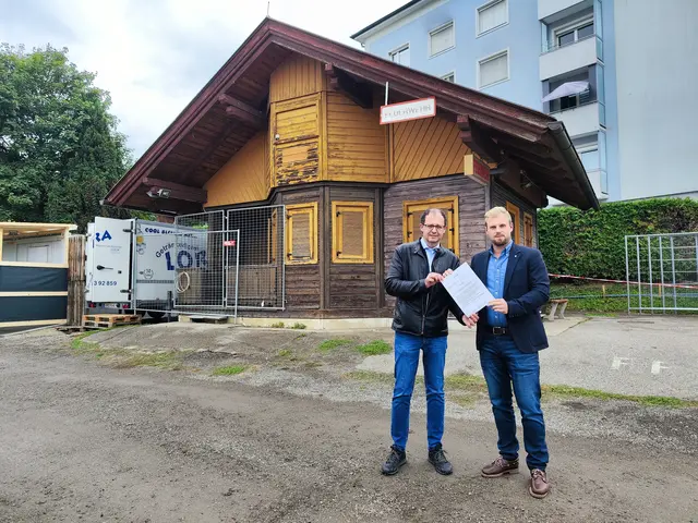 Die Stadträte Walter Brunner und Philipp Subosits vor der renovierungsbedürftigen Marktkanzlei mit dem Antrag für die Marktkanzlei Neu. | Foto: Privat
