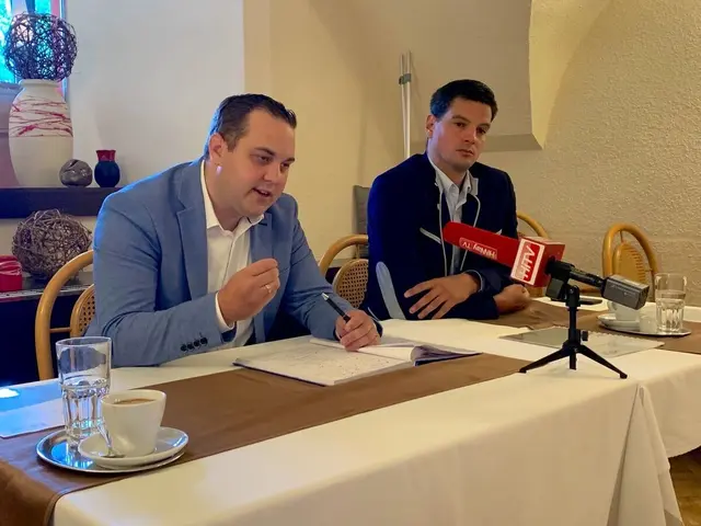 Phillipp Könighofer von der FPÖ, hier bei einer Pressekonferenz mit Hannes Amesbauer. | Foto: MeinBezirk/Angelina Koidl