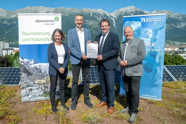 lpenvereinspräsident Wolfgang Schnabl, Vizepräsidentin Valerie Braun, Landesrat René Zumtobel und Nationalparkdirektor Hermann Stotter (v.l.).
 | Foto: Alpenverein/Neuner-Knabl