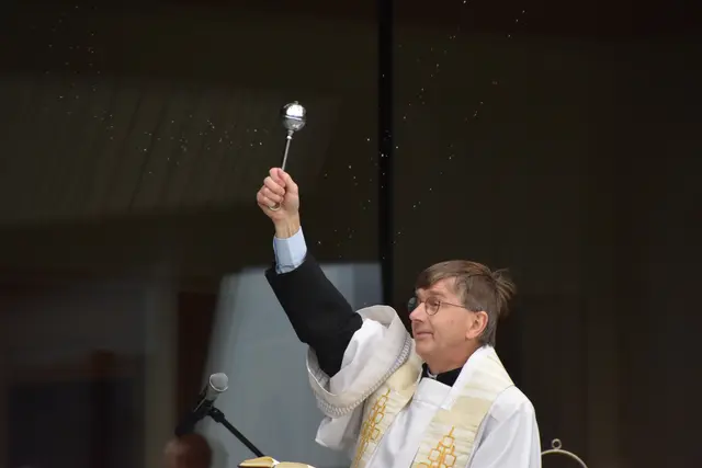 Pfarrer Rupert Toferer segnete die neuen Räumlichkeiten. | Foto: MeinBezirk/Johanna Bamberger