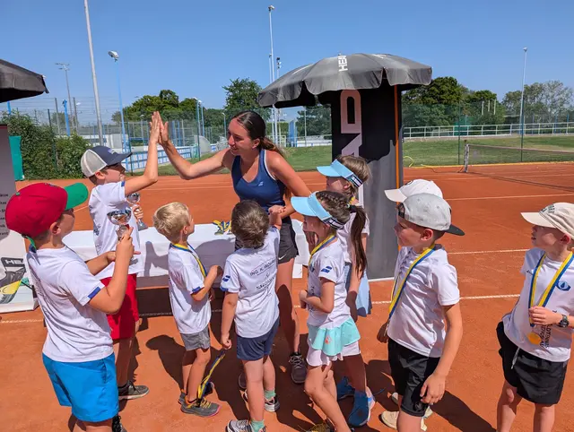 Die erfolgreichen Jungstars bedanken sich bei ihrer Trainerin Jessica Kovacs - und die Trainerin gratuliert zu Pokalen und Medaillen.