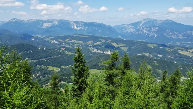 ... zum einen der spektakuläre Blick über das Semmeringgebiet bis hin zur Schneealpe, Rax, Schneeberg,  ... | Foto: © Silvia Plischek