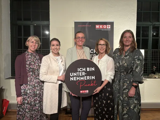 Wirtschaftskammer-Perg-Obfrau Eveline Grabmann,  Wirtschaftskammer-OÖ-Vizepräsidentin und "Frau in der Wirtschaft"-Landesvorsitzende Lisa Sigl, die neue Bezirksvorsitzende Verena Ebenhofer mit Vorgängerin Bettina Wielach und Wirtschaftskammer-Perg-Leiterin Eva Steinkellner. | Foto: MeinBezirk Perg/Köck