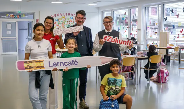 Dr. Heinz Paar, Caritasdirektor Ernst Sandriesser und Roberta Striedinger (Caritas) unterstützen die Kinder auf ihrer Bildungsreise. | Foto: Caritas/Johannes Leitner