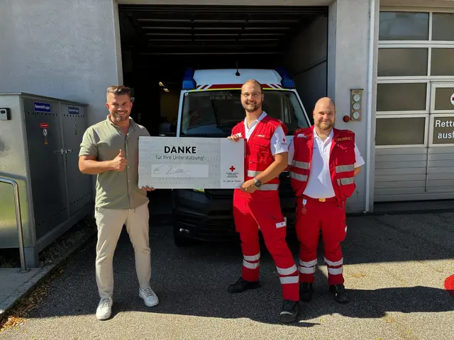 Adem Ucan, Geschäftsleitung Parkgroup, Stefan Winkler, Dienstführender Ortsstelle Braunau, Manuel David, Notfallsanitäter (v. l.). | Foto: RK/LV OÖ, Bezirksstelle Braunau