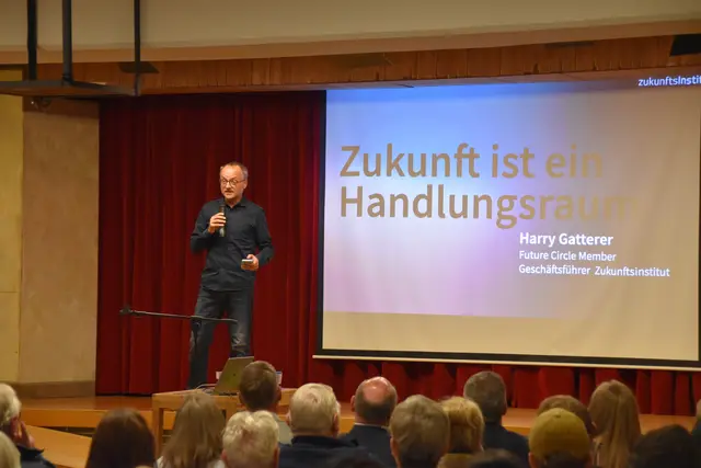 Zukunftsforscher Harald Gatterer erklärte in seinem Vortrag, wie die Region am besten in die Zukunft gehen kann. | Foto: Barbara Fluckinger