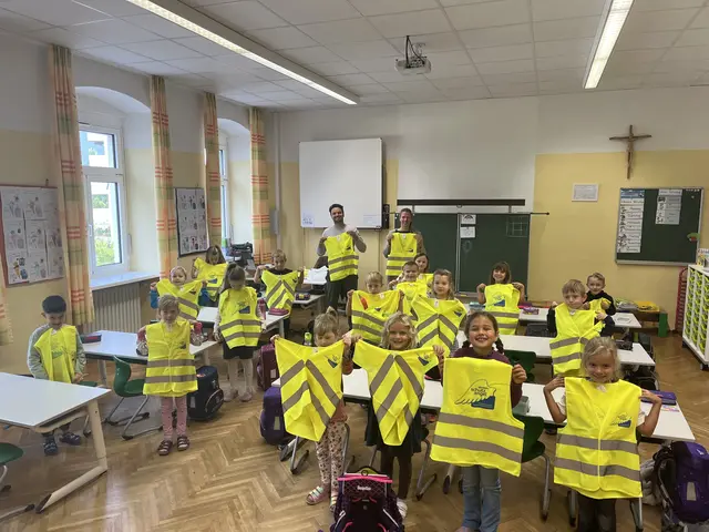 Bürgermeister Michael Strasser und Geschäftsführende Gemeinderätin für Familie und Bildung Theresa Brandstetter bei der Übergabe der Warnwesten an die 1. Klasse der VS Haidershofen.
 | Foto: Gemeinde Haidershofen