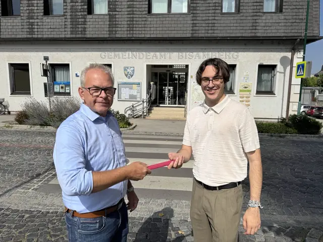 Staffelübergabe bei den NEOS in Bisamberg: Elmar Pittracher übergibt sein Gemeinderatsmandat an Tim Hartmann. | Foto: NEOS Bisamberg