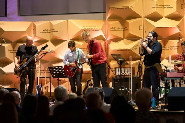 Bassist &amp; Hörpate Chris (li.) mit der MED-EL Band | Foto: Med-el