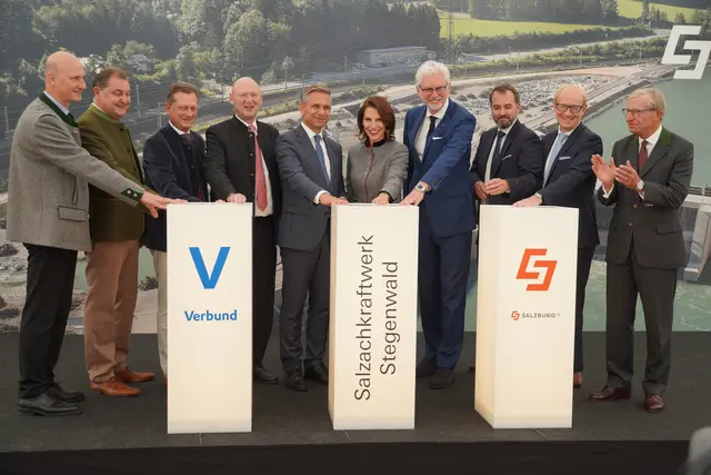 v.l.n.r Bürgermeister Hubert Stock, VERBUND Wasserkraft Geschäftsführer Karl Heinz Gruber und Michael Amerer, COO VERBUND Achim Kaspar, Bundesminister Wolfgang Hattmannsdorfer, Landeshauptfrau Karoline Edtstadler, CEO VERBUND Michael Strugl, CEO Salzburg AG Michael Baminger, VD Salzburg AG Herwig Struber, Aufsichtsratsvorsitzender Salzburg AG Wilfried Haslauer | Foto: MeinBezirk/Johannes Brandner