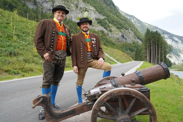 Die Struberschützen Werfen feuerten sogar drei Kanonenschüsse ab | Foto: MeinBezirk/Johannes Brandner