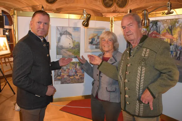 Bürgermeister von Retz Stefan Lang, Hermi und Rudolf Schuch bitten um viele Stimmen für die Retzer Windmühle, hier vor einem gemalten Bild der Windmühle von Lorna Panzenböck. | Foto: Alexandra Goll
