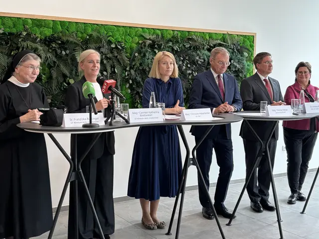 Franziska Buttinger und Carmen Breitwieser vom Klinikum, Landeshauptmann-Stellvertreterin Christine Haberlander (ÖVP), Landeshauptmann Thomas Stelzer (ÖVP), der Welser Bürgermeister Andreas Rabl (FPÖ) und Bettina Schneeberger von der FH für Gesundheitsberufe. | Foto: MeinBezirk