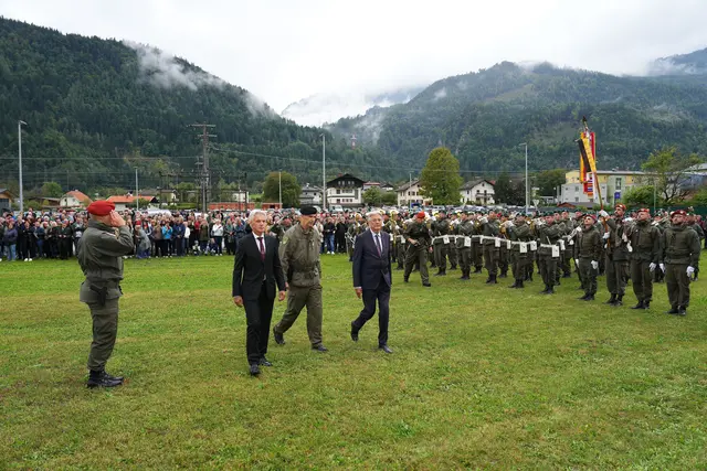 Beim Abschreiten der Ehrenkompanie.
 | Foto: LPD Kärnten/Willi Pleschberger