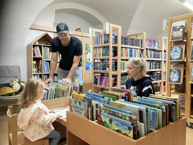 25 Jahre wertvolle Arbeit für die Gemeinde: Die Bücherei Buchkirchen feiert ihr Jubiläum mit Buchlesung und Kabarettabend. | Foto: Bücherei Buchkirchen