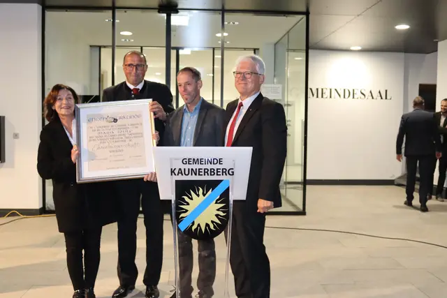 Maria Wolf ist die neue Ehrenbürgerin der Gemeinde Kaunerberg, im Bild ist sie mit Bgm. Peter Moritz, Vizebürgermeister Günter Partl und Bezirkshauptmann Siegmund Geiger, (v.l.).  | Foto: Elisabeth Zangerl