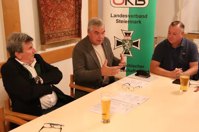 Die Stellung ist Pflicht: ÖKB-Obmann Franz Hopfgartner, Bgm. Karl Bohnstingl, Referent Vzlt Bernd Kiefer (v.l.) | Foto: Gerhard Langmann