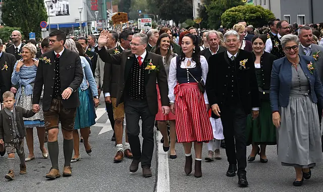 Die Ehrengäste im Festzug durch die Bahnhofstraße | Foto: Josef Bodner