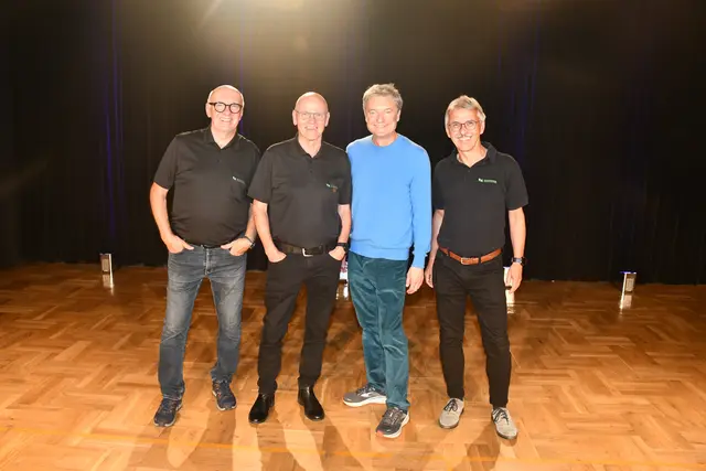 Alfred Dorfer mit dem Kulturverein Neunkirchen Team Johannes Authried, Gerhard Motsch und Helmut Scherzer (r.). | Foto: Johann Punkel