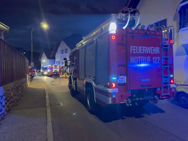 Arzl: Im Einsatz standen vier Fahrzeuge und 16 Einsatzkräfte der Berufsfeuerwehr Innsbruck sowie vier Fahrzeuge und 30 Einsatzkräfte der Freiwilligen Feuerwehr Arzl. | Foto: zeitungsfoto.at