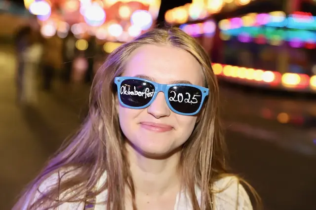 Ein ganz besonders großer Oktoberfest-Fan zeigte seine Begeisterung mittels Sonnenbrille. | Foto: Alfred Mayer