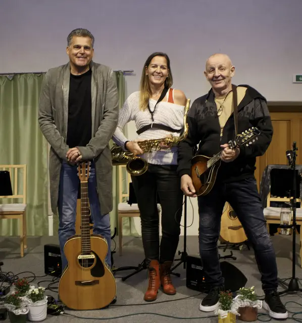 The Wayfaring Three:
Peter Katzgraber — Gitarre, Gesang
Andrea Karner — Saxophon, Gitarre, Gesang
Leo Leonhartsberger — Gitarre, Banjo, Bouzuki, Gesang | Foto: Markus Achleitner