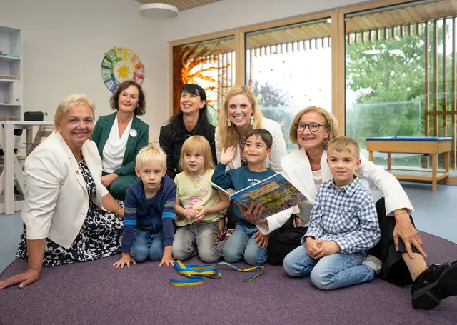 Im Bild von links nach rechts: Bürgermeisterin Andrea Kö, Kindergarten-Inspektorin Katharina Hauke, Kindergartenleiterin Sabine Müller, Landtagsabgeordnete Marlene Zeidler-Beck, Landeshauptfrau Johanna Mikl-Leitner und Kindergartenkinder. | Foto: NLK Pfeffer