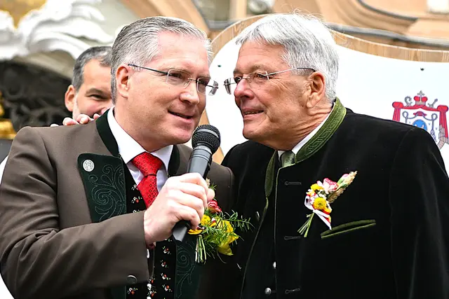 Bürgermeister Martin Kulmer und Landeshauptmann Peter Kaiser verkündeten wie ein 'Chor, dass der Wiesenmarkt eröffnet ist. | Foto: Josef Bodner