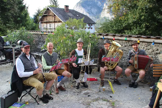  Die Aflinger Bläsergruppe „Iber der Bamgrenz“ unterhielt mit   schönen Weisen.  | Foto: Manfred Jordan