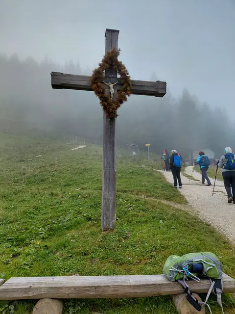 Den ersten Weg links hinterm Kreuz gehen wir hinauf.
 | Foto: H.Bachinger