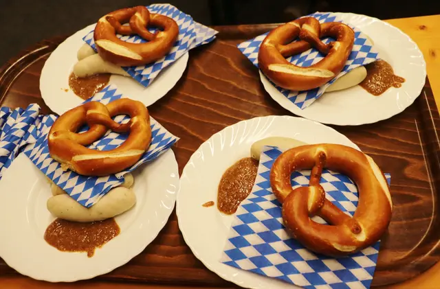 Weißwurst und Brezel schmecken beim Oktoberfest am besten.  | Foto: Edith Ertl
