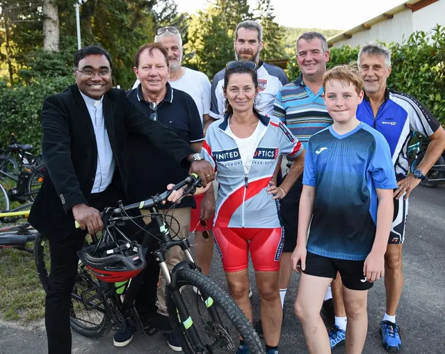 Pfarrer Pater Jomon, Bürgermeister Matthias Weghofer, Gemeinderätin Sabine Ramhofer, Maxi Müller, GV Wolfgang Sieger, GR Martin Müller, Vizebürgermeister Christoph Ramhofer und GV Josef Habeler. | Foto: Marktgemeinde Wiesen
