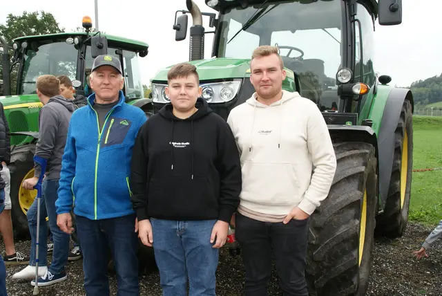 Wili, Jonas und Sebastian bei der Fahrzeugweihe in der Gernotarena. | Foto: Anna Maria Kaufmann
