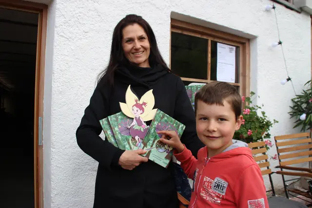 Julia Schwarzenberger präsentierte zusammen mit ihrem Sohn Lia ihr Kinderbuch „Meana und ihre fabelhaften Freunde“  | Foto: Manfred Jordan