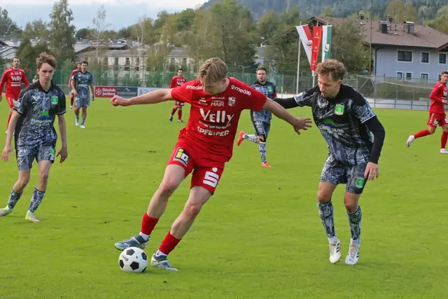Imst-Doppeltorschütze Benjamin Schmiederer (rote Dress) spielte die Schlüsselrolle bei der 0:2 Heim-Niederlage von Kitzbühel mit Christoph Notdurfter (rechts)