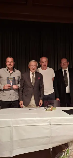 Dr. Wolfgang Schüssel mit den Lehrern Franz Dampf und Christian Kirnbauer sowie Schulstandortleiter Herbert Oberrisser