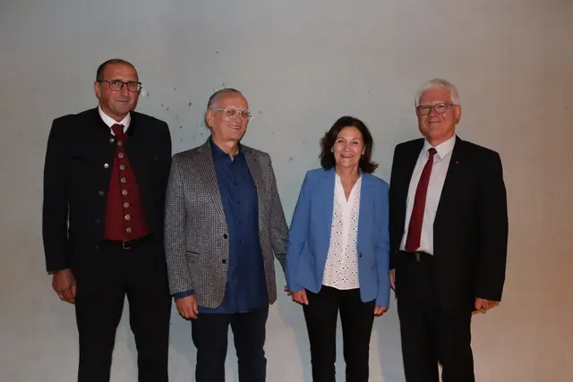 Bgm. Peter Moritz, Bruno und Maria Wolf und Bezirkshauptmann Siegmund Geiger.  | Foto: Elisabeth Zangerl