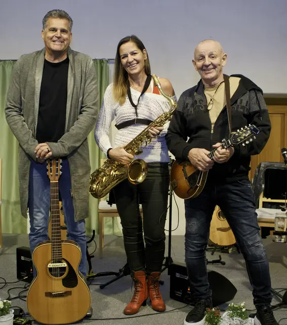 The Wayfaring Three: 
Peter Katzgraber — Gitarre,   Gesang
Andrea Karner — Saxophon, Gitarre, Gesang
Leo Leonhartsberger — Gitarre, Banjo, Bouzuki, Gesang | Foto: Markus Achleitner